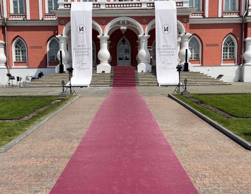 Бордовая ковровая дорожка